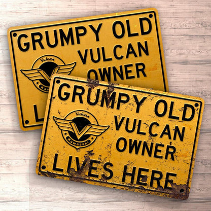 Kawasaki Grumpy Old Kawasaki Vulcan Owner Lives Here Skilte, Musemåtte, Dørmåtte , Plakat-Skilte-Kawasaki-Garage Culture Shop- garage - man cave - merchandise