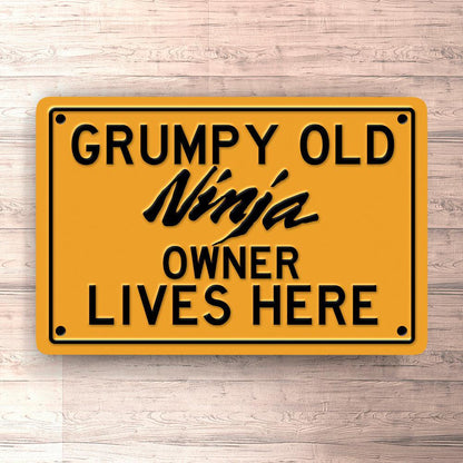 Kawasaki Ninja Grumpy Old Kawasaki Ninja Owner Lives Here Skilte, Musemåtte, Dørmåtte , Plakat-Skilte-Kawasaki-Garage Culture Shop- garage - man cave - merchandise