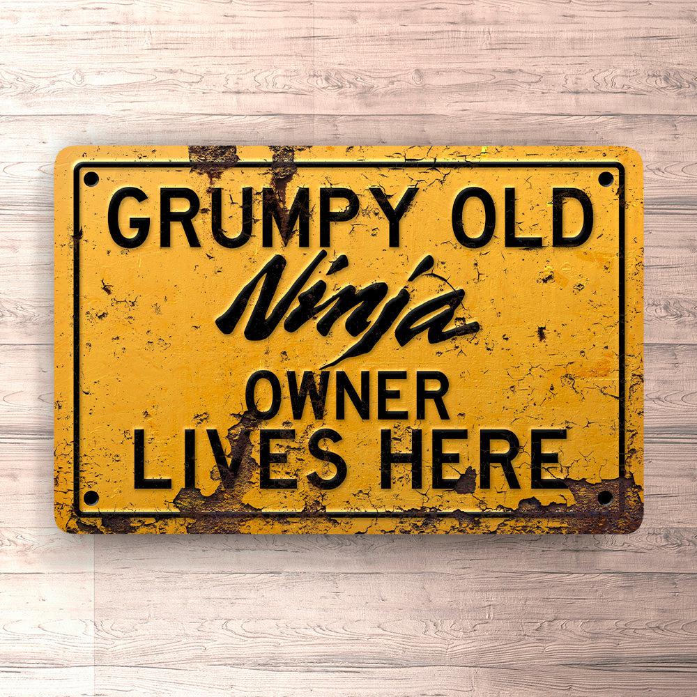 Kawasaki Ninja Grumpy Old Kawasaki Ninja Owner Lives Here Skilte, Musemåtte, Dørmåtte , Plakat-Skilte-Kawasaki-Garage Culture Shop- garage - man cave - merchandise
