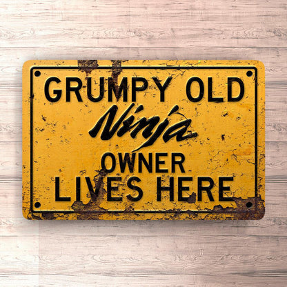 Kawasaki Ninja Grumpy Old Kawasaki Ninja Owner Lives Here Skilte, Musemåtte, Dørmåtte , Plakat-Skilte-Kawasaki-Garage Culture Shop- garage - man cave - merchandise