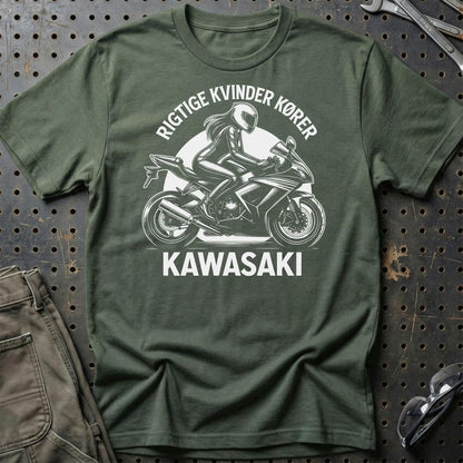 Kawasaki Rigtige Kvinder Kører Kawasaki - Unisex T-Shirt , Bomuld-Beklædning-Kawasaki-Grøn Militær-S-Garage Culture Shop- garage - man cave - merchandise