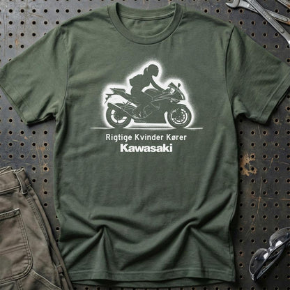 Kawasaki Rigtige Kvinder Kører - Unisex T-Shirt , Bomuld-Beklædning-Kawasaki-Grøn Militær-S-Garage Culture Shop- garage - man cave - merchandise