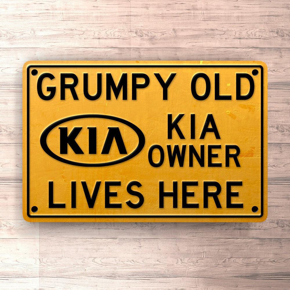 Kia Grumpy Old Kia Owner Lives Here Skilte, Musemåtte, Dørmåtte-Skilte-KIA-Garage Culture Shop- garage - man cave - merchandise