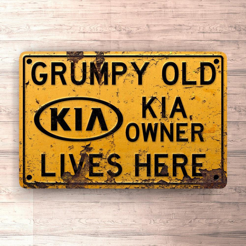 Kia Grumpy Old Kia Owner Lives Here Skilte, Musemåtte, Dørmåtte , Plakat-Skilte-KIA-Garage Culture Shop- garage - man cave - merchandise
