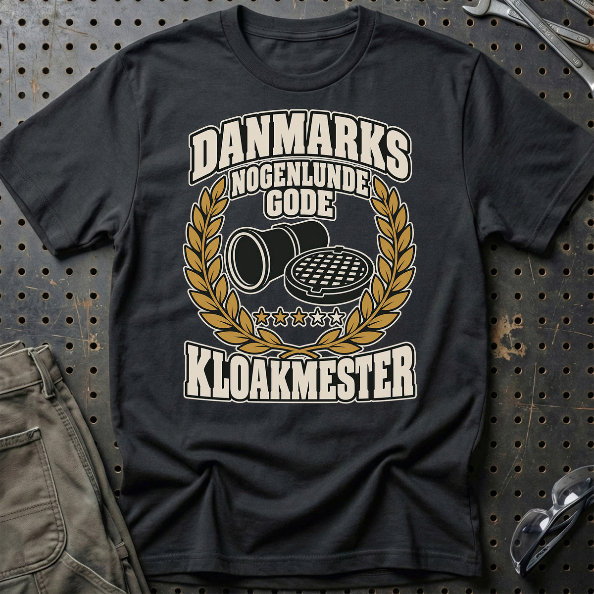 Kloakmester – Danmarks Nogenlunde Gode T-Shirt-Beklædning-Garage Culture-Sort-S-Garage Culture Shop- garage - man cave - merchandise