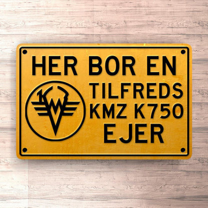 Kmz K750 Her Bor En Flink Tilfreds Kmz K750 Ejer Skilte, Musemåtte, Dørmåtte-Skilte-KMZ-Garage Culture Shop- garage - man cave - merchandise