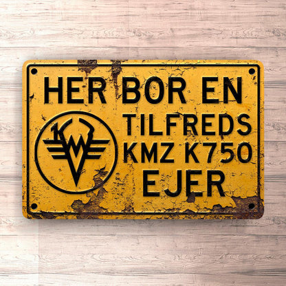 Kmz K750 Her Bor En Flink Tilfreds Kmz K750 Ejer Skilte, Musemåtte, Dørmåtte-Skilte-KMZ-Garage Culture Shop- garage - man cave - merchandise