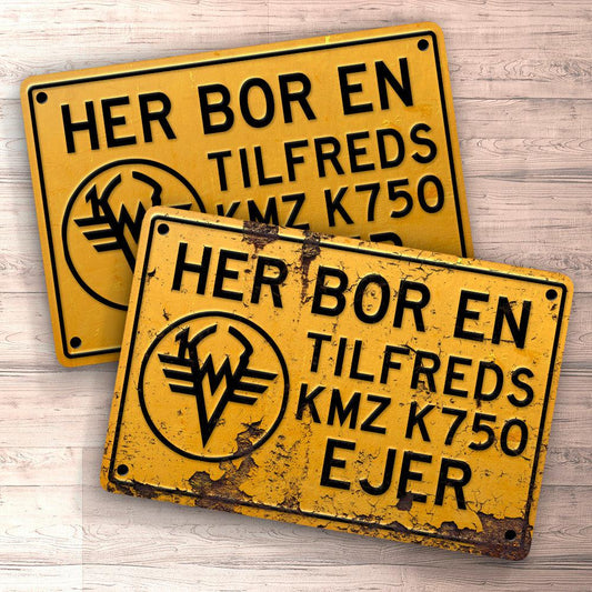 Kmz K750 Her Bor En Flink Tilfreds Kmz K750 Ejer Skilte, Musemåtte, Dørmåtte , Plakat-Skilte-KMZ-Garage Culture Shop- garage - man cave - merchandise
