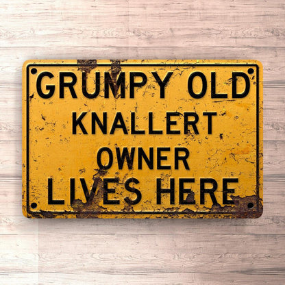 Knallert - Grumpy Old Knallert Owner Lives Here Skilte, Musemåtte, Dørmåtte , Plakat-Skilte-Puch-Garage Culture Shop- garage - man cave - merchandise