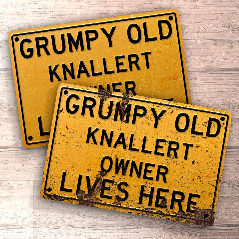 Knallert - Grumpy Old Knallert Owner Lives Here Skilte, Musemåtte, Dørmåtte , Plakat-Skilte-Puch-Garage Culture Shop- garage - man cave - merchandise