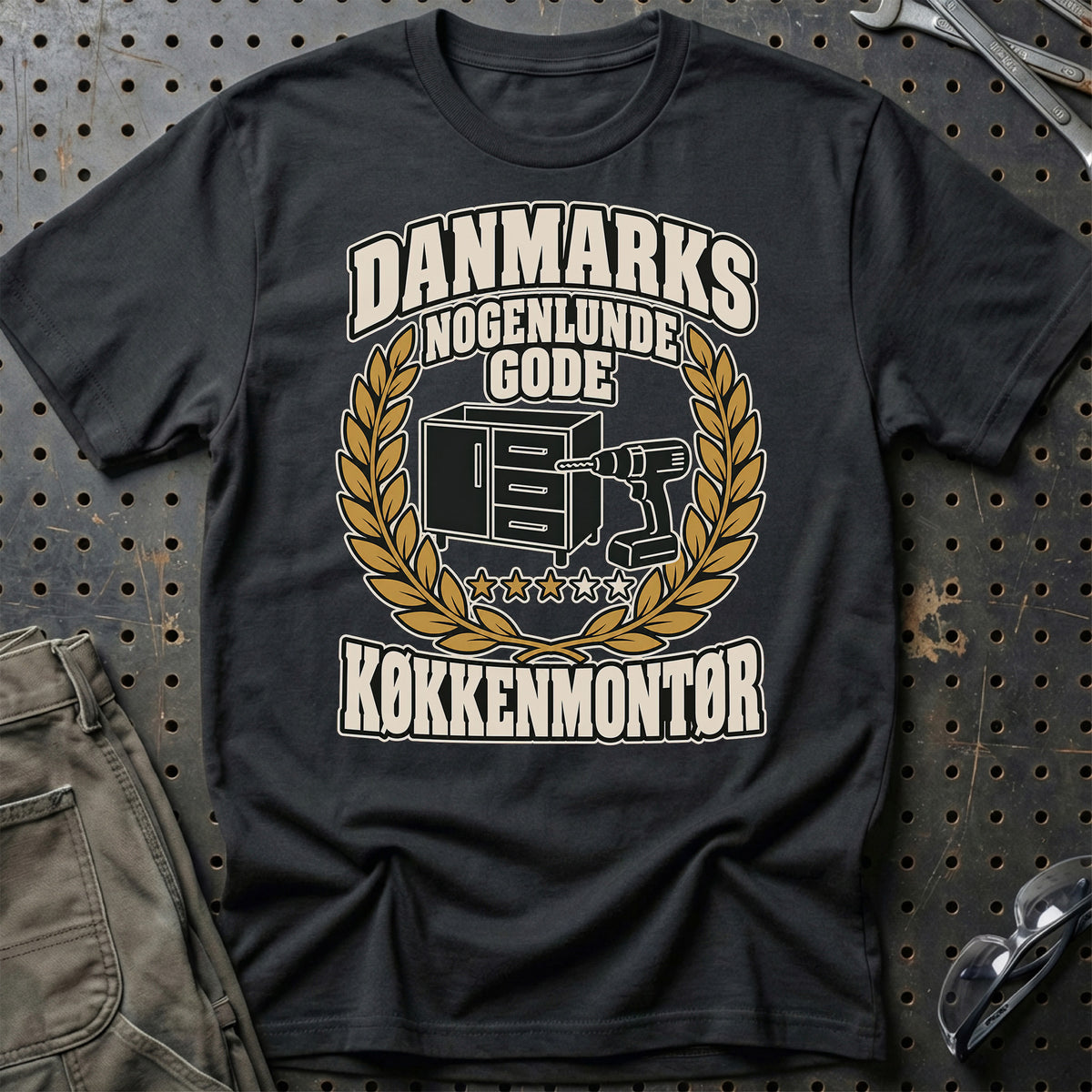 Køkkenmontør – Danmarks Nogenlunde Gode T-Shirt-Beklædning-Garage Culture-Sort-S-Garage Culture Shop- garage - man cave - merchandise