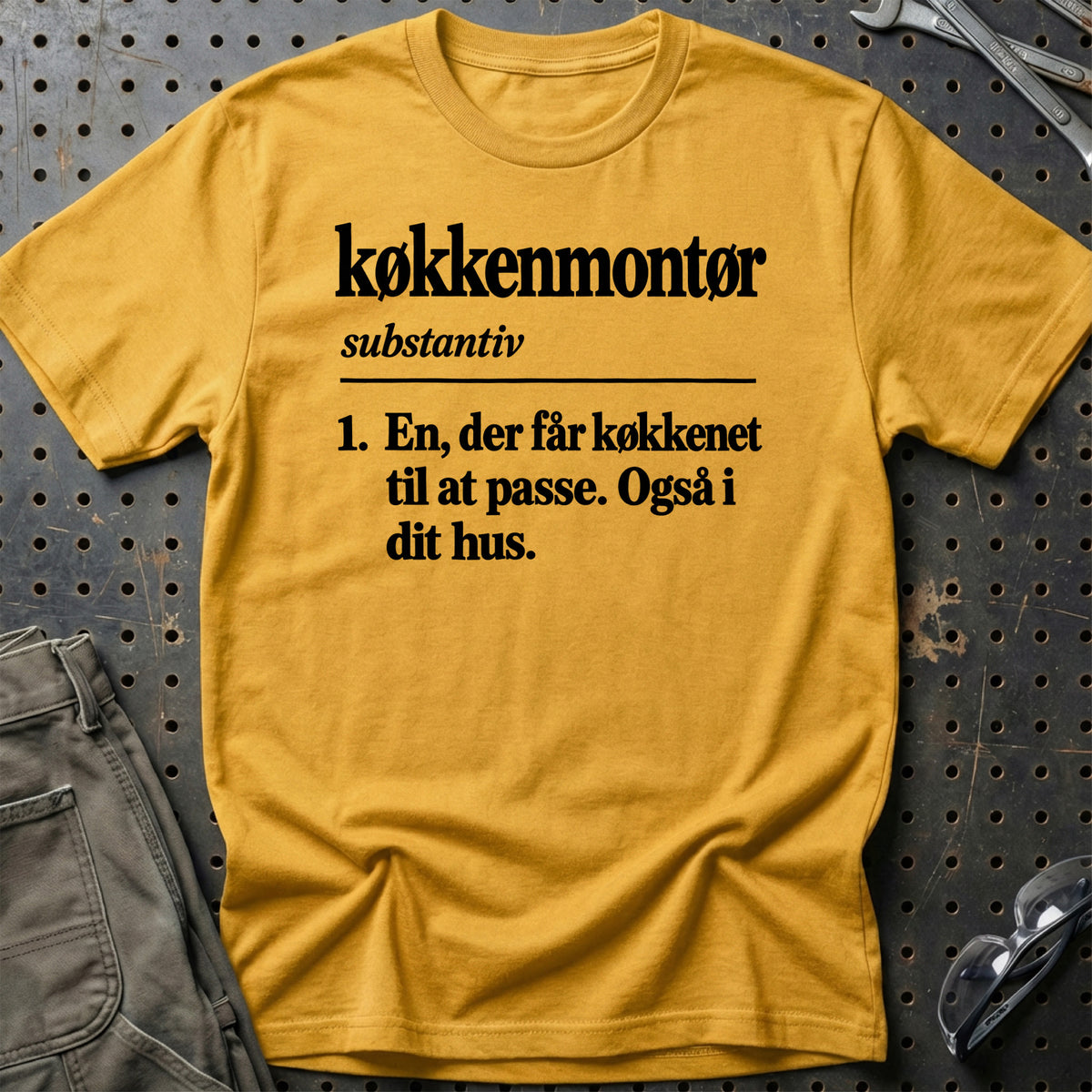 
Køkkenmontør – Definition T-Shirt – Guld