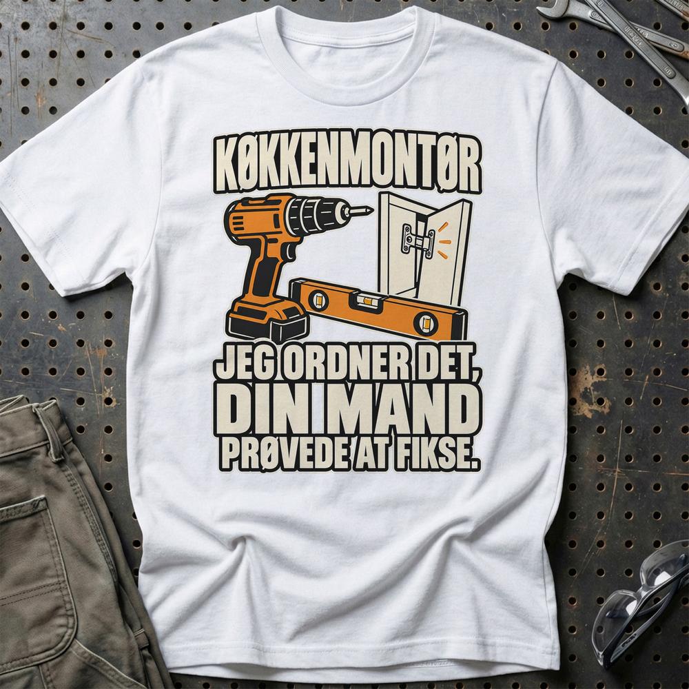 
Produktbillede af Køkkenmontør – Jeg Ordner Det, Din Mand Prøvede At Fikse T-Shirt
