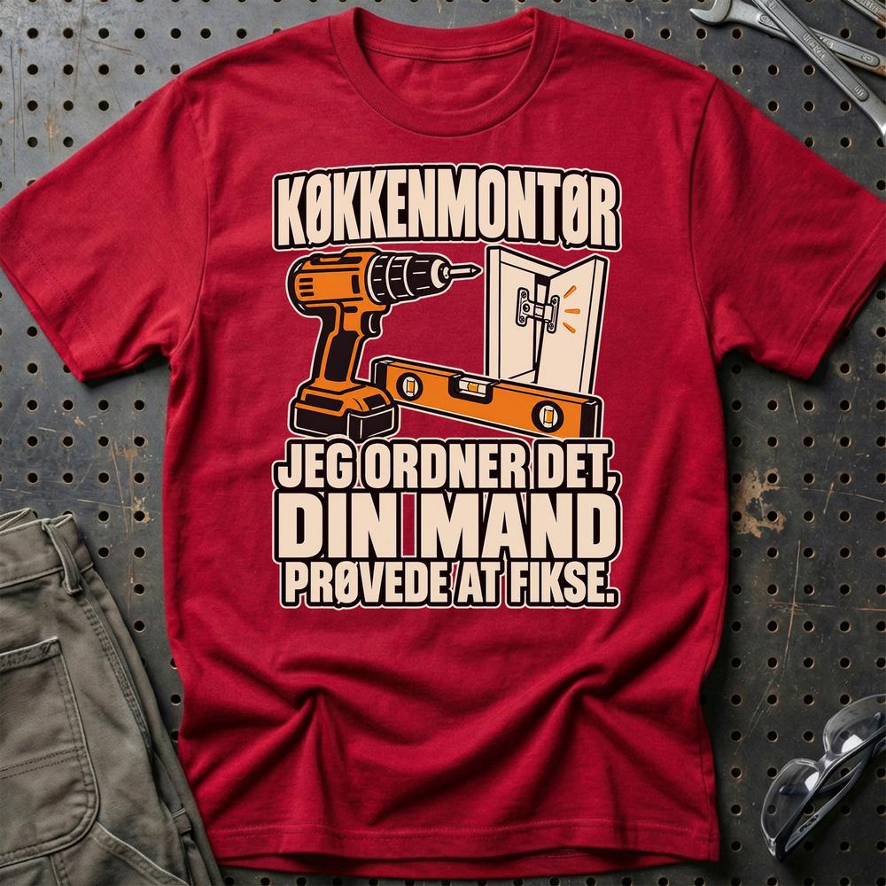 
Produktbillede af Køkkenmontør – Jeg Ordner Det, Din Mand Prøvede At Fikse T-Shirt