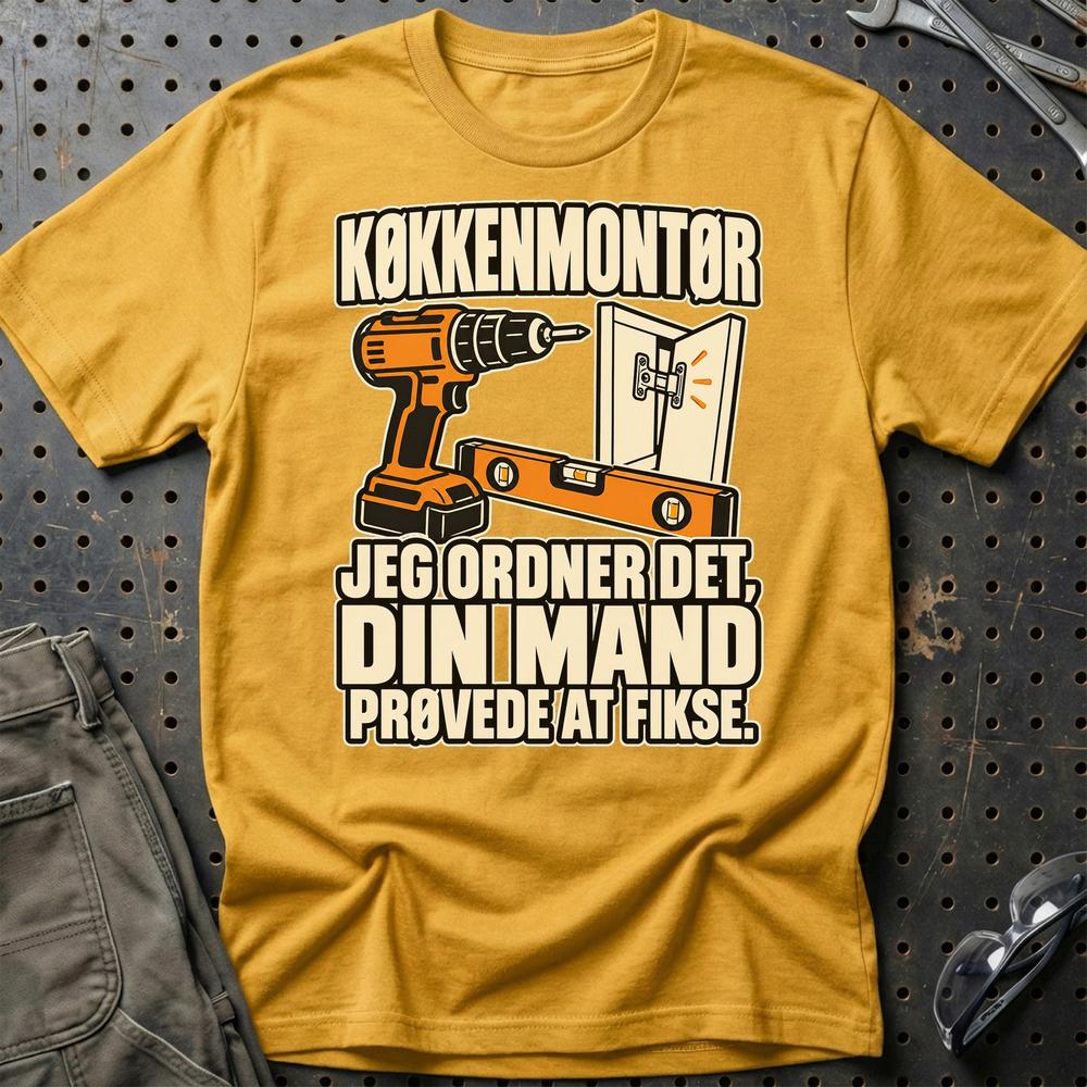 
Produktbillede af Køkkenmontør – Jeg Ordner Det, Din Mand Prøvede At Fikse T-Shirt