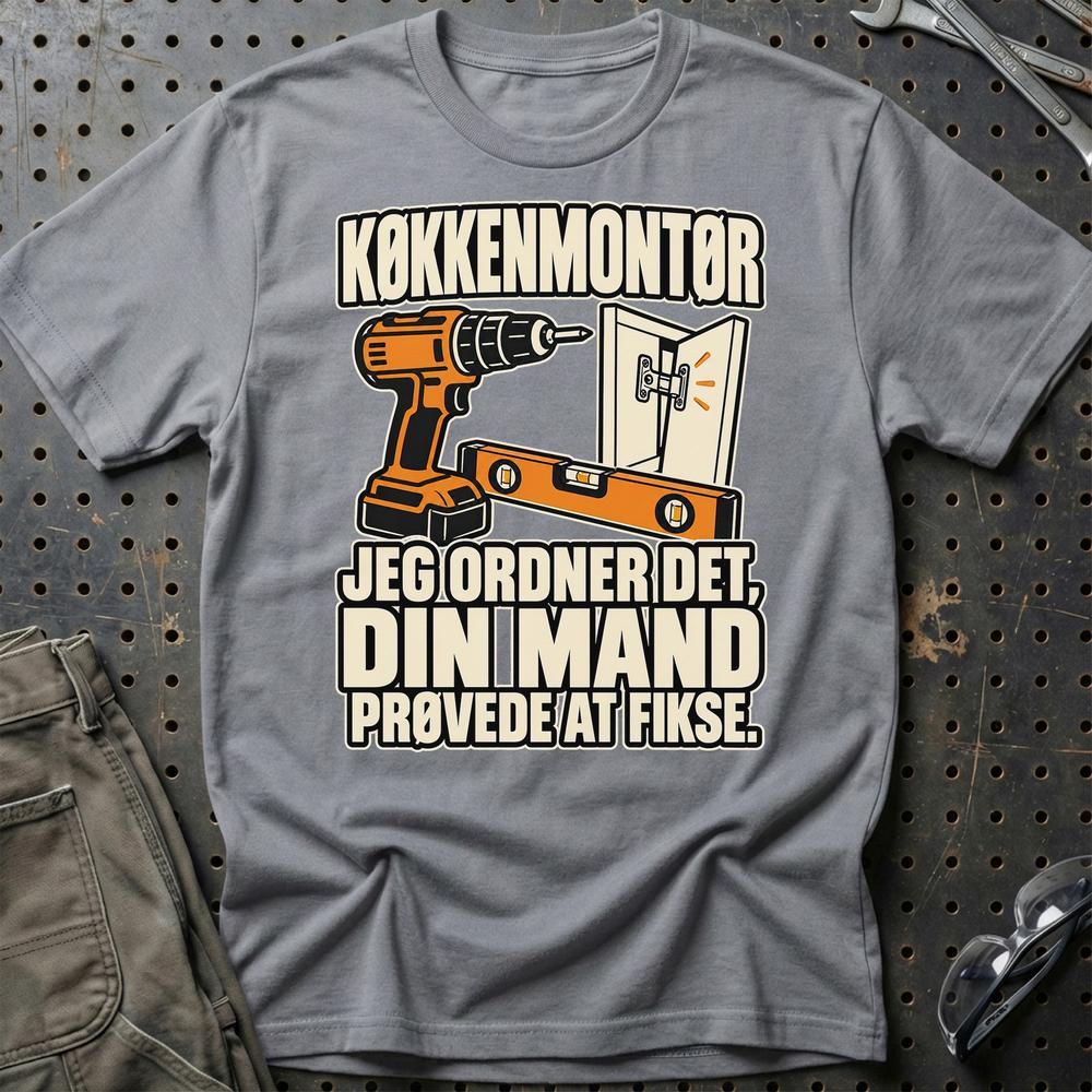 
Produktbillede af Køkkenmontør – Jeg Ordner Det, Din Mand Prøvede At Fikse T-Shirt