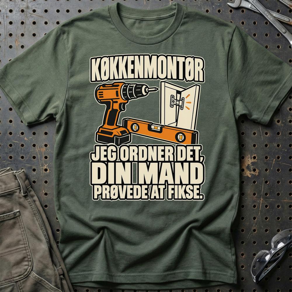 
Produktbillede af Køkkenmontør – Jeg Ordner Det, Din Mand Prøvede At Fikse T-Shirt