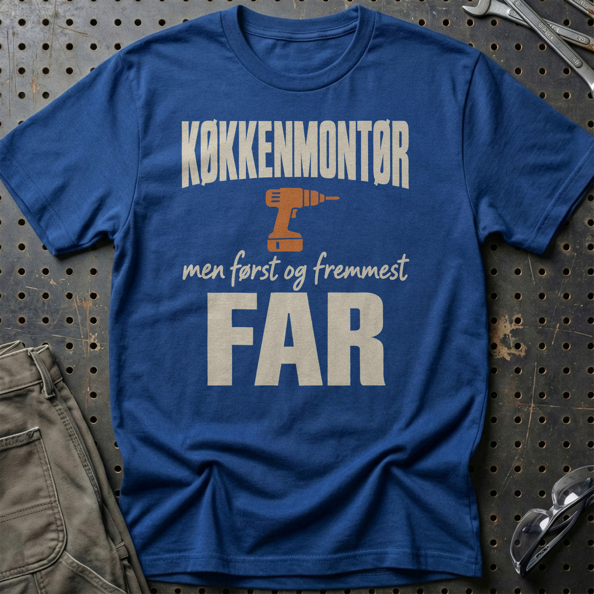 
Produktbillede af Køkkenmontør – Men Først Og Fremmest Far T-Shirt