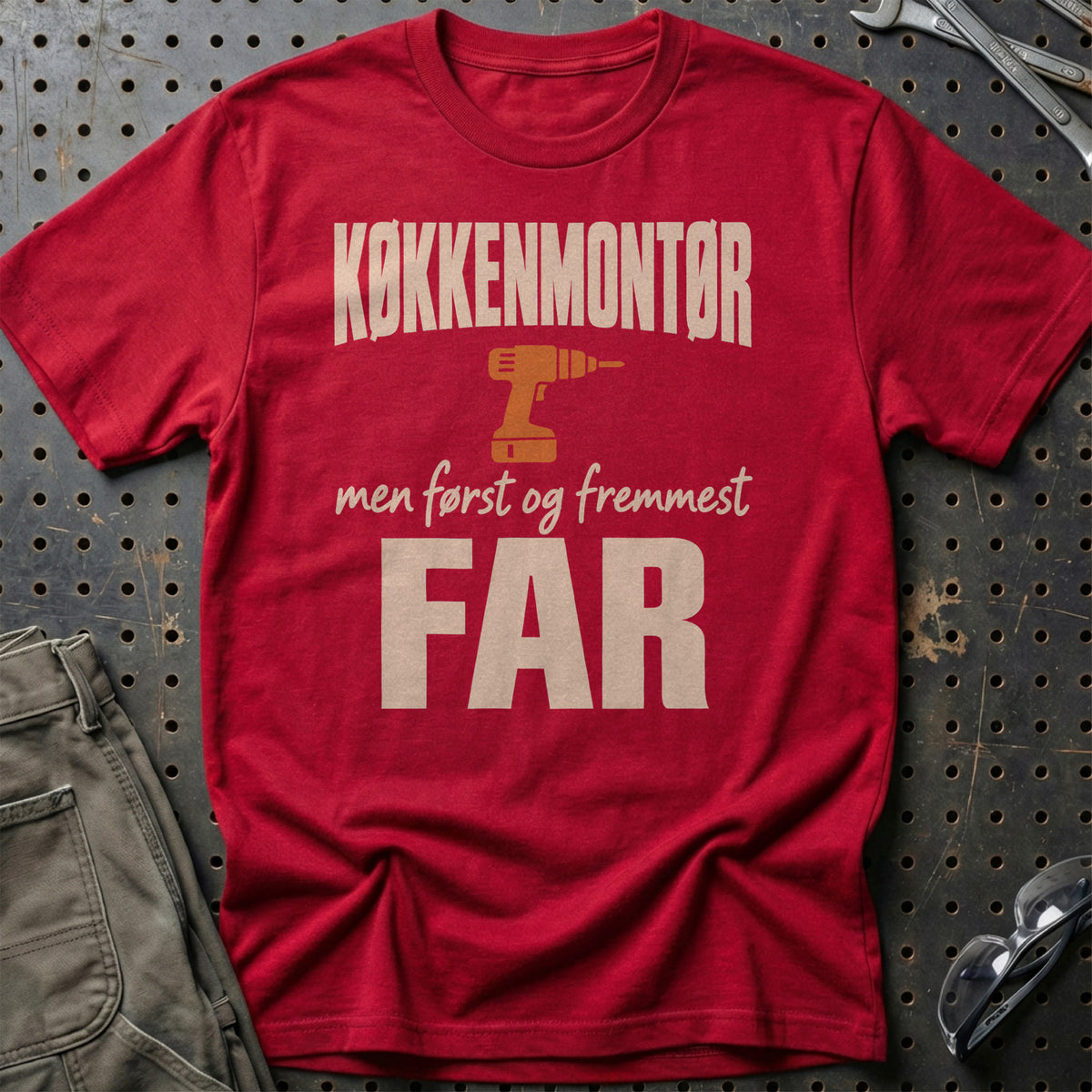 
Produktbillede af Køkkenmontør – Men Først Og Fremmest Far T-Shirt
