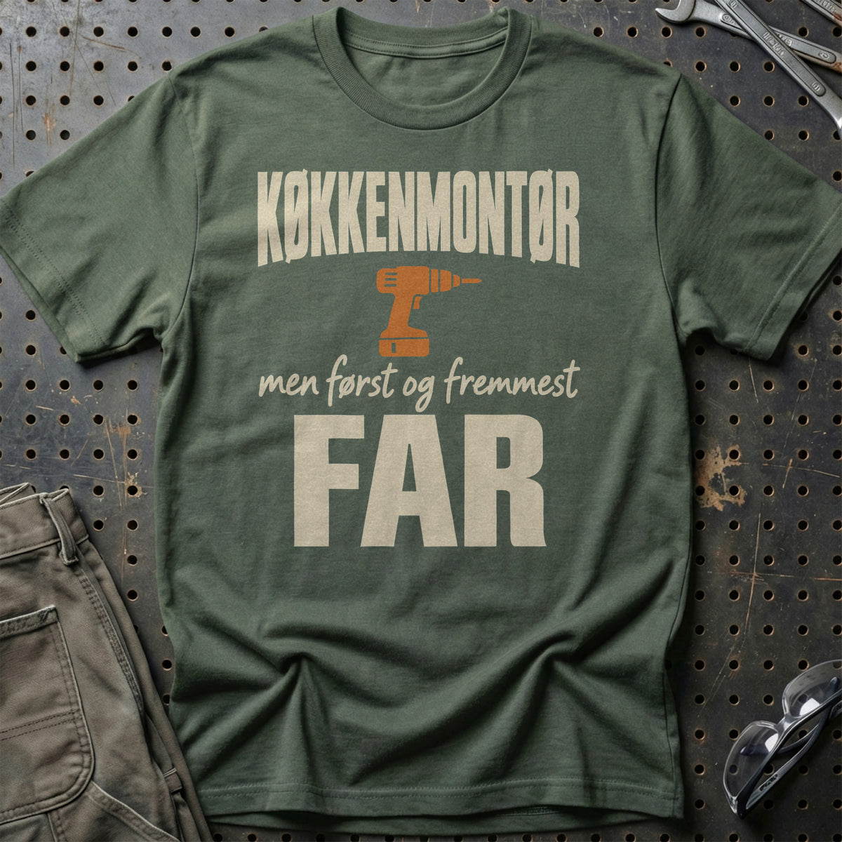 
Produktbillede af Køkkenmontør – Men Først Og Fremmest Far T-Shirt
