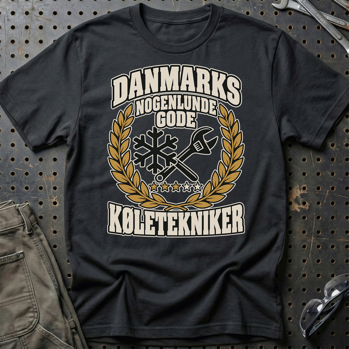 Køletekniker – Danmarks Nogenlunde Gode T-Shirt-Beklædning-Garage Culture-Sort-S-Garage Culture Shop- garage - man cave - merchandise