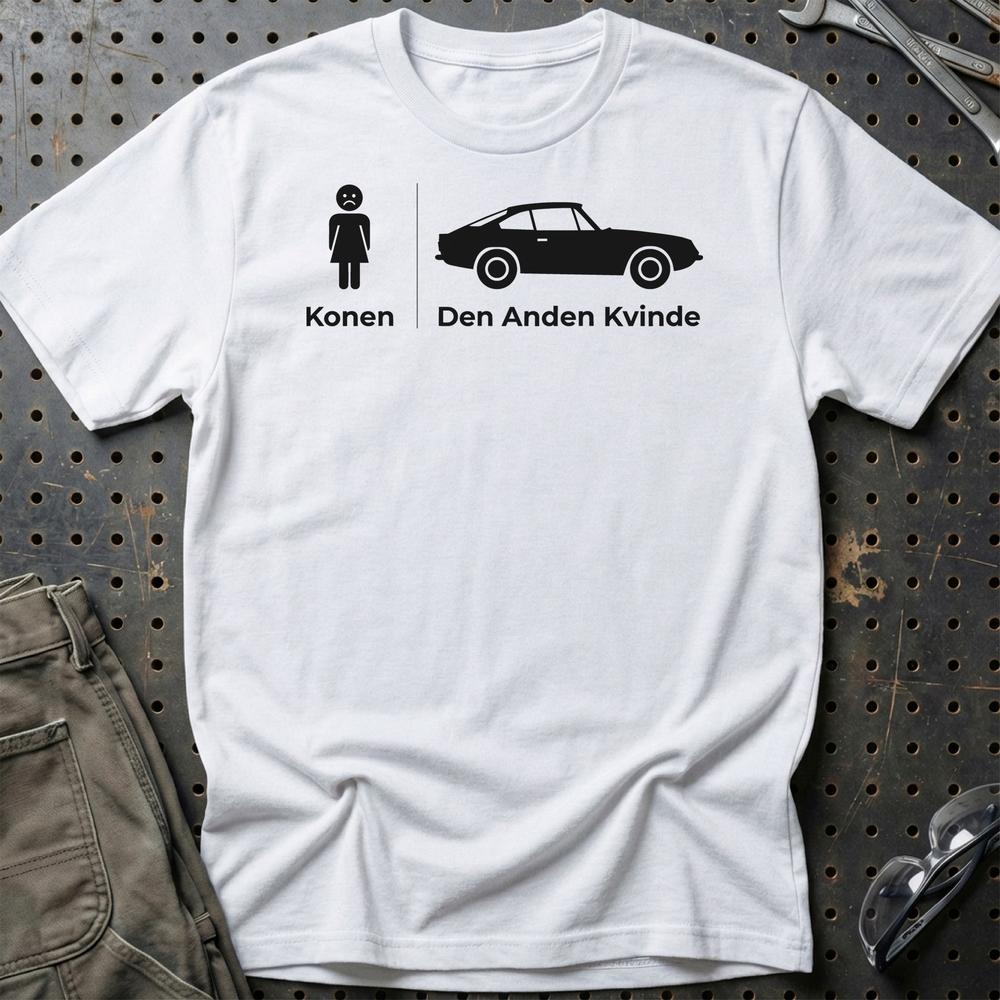 Konen vs. Bilen - Klassisk Bilentusiast T-Shirt-Beklædning-Garage Culture-Hvid-S-Garage Culture Shop- garage - man cave - merchandise