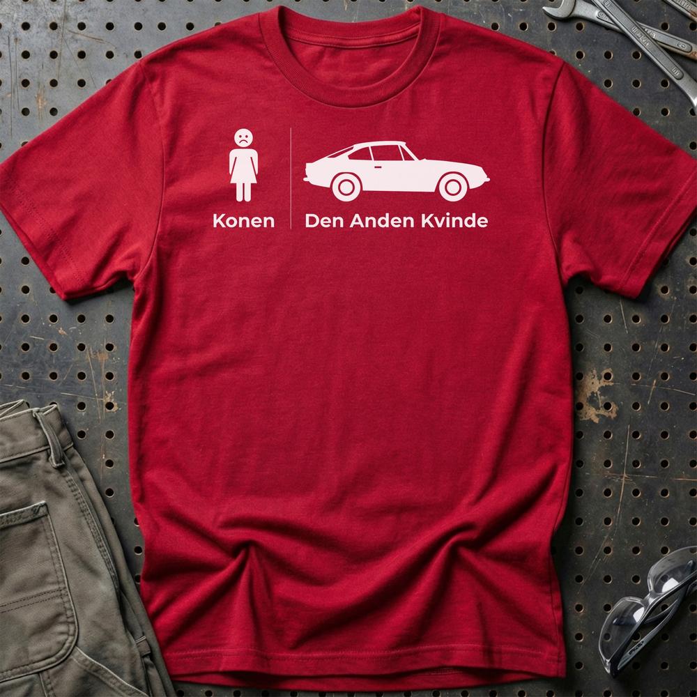 Konen vs. Bilen – Klassisk Bilentusiast - Unisex T-Shirt , Bomuld-Beklædning-Garage Culture-Rød-S-Garage Culture Shop- garage - man cave - merchandise