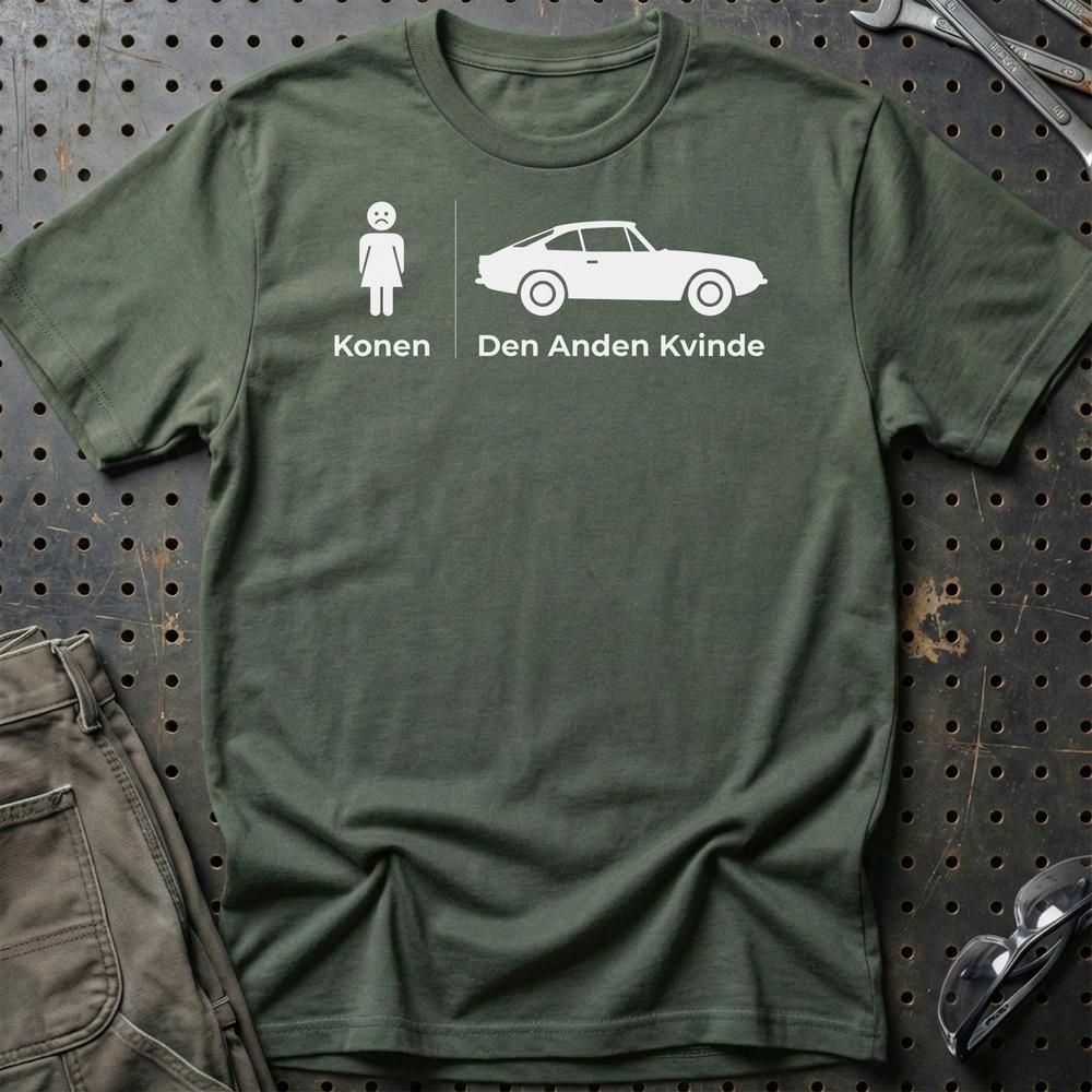 Konen vs. Bilen – Klassisk Bilentusiast - Unisex T-Shirt , Bomuld-Beklædning-Garage Culture-Grøn Militær-S-Garage Culture Shop- garage - man cave - merchandise