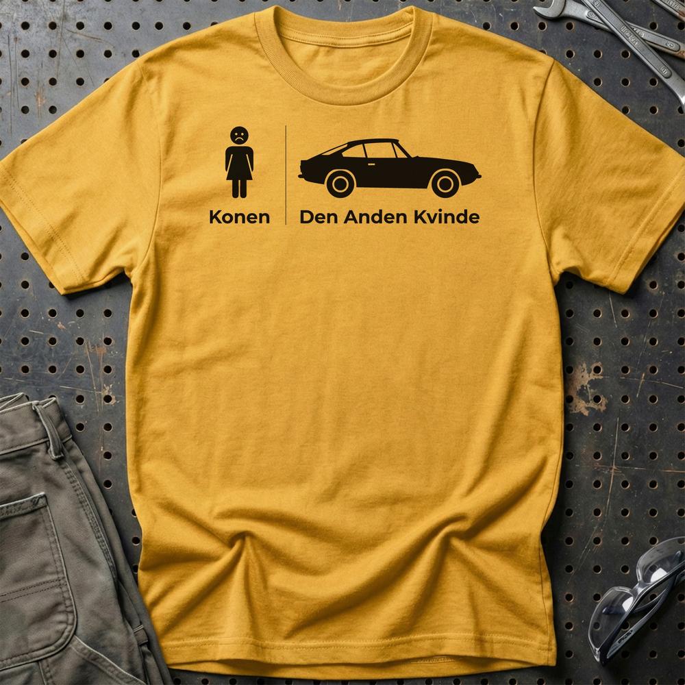 Konen vs. Bilen – Klassisk Bilentusiast - Unisex T-Shirt , Bomuld-Beklædning-Garage Culture-Guld-S-Garage Culture Shop- garage - man cave - merchandise