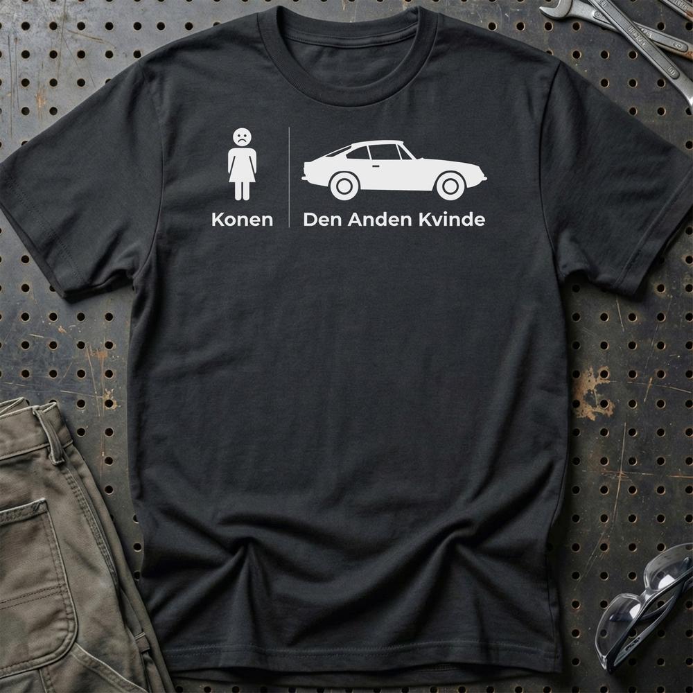 Konen vs. Bilen – Klassisk Bilentusiast - Unisex T-Shirt , Bomuld-Beklædning-Garage Culture-Sort-S-Garage Culture Shop- garage - man cave - merchandise
