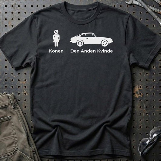 Konen vs. Bilen – Klassisk Bilentusiast - Unisex T-Shirt , Bomuld-Beklædning-Garage Culture-Sort-S-Garage Culture Shop- garage - man cave - merchandise