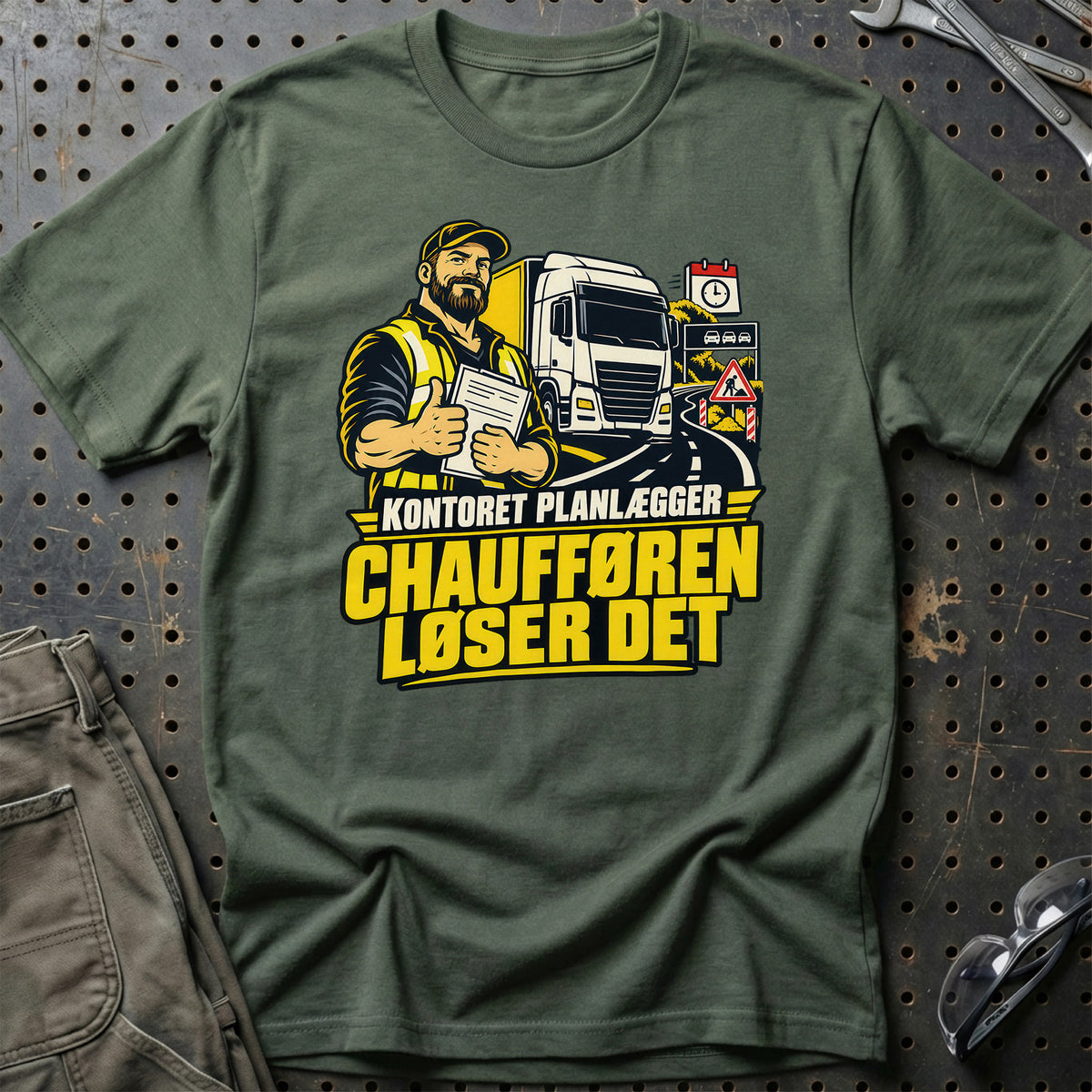 
Produktbillede af Kontoret Planlægger – Chaufføren Løser Det – Illustration T-Shirt