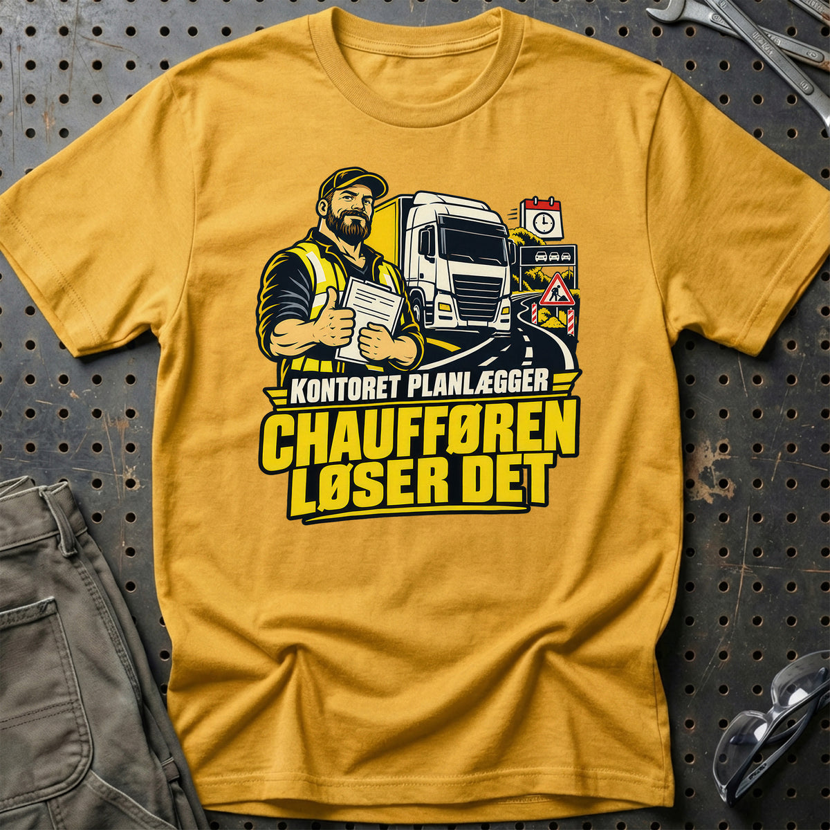 
Produktbillede af Kontoret Planlægger – Chaufføren Løser Det – Illustration T-Shirt