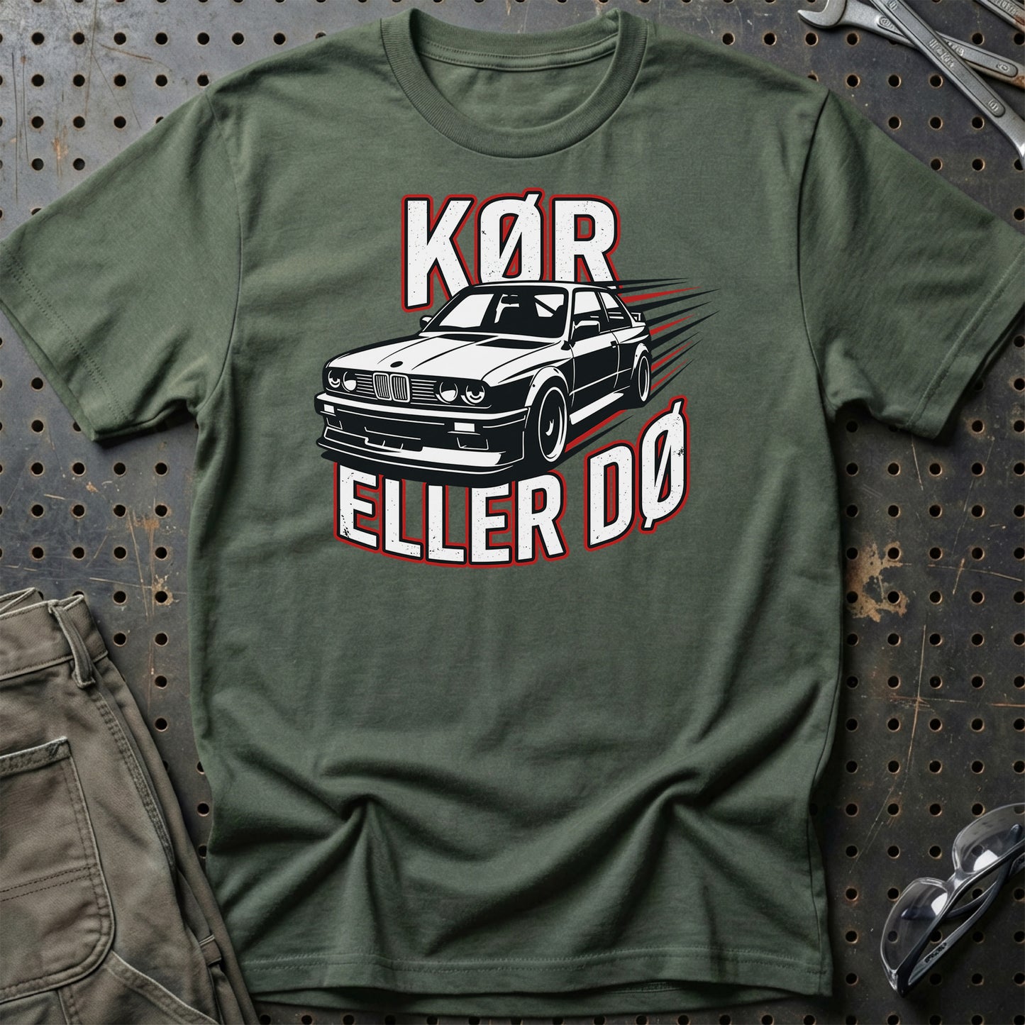 Kør Eller Dø – Dansk Bilkultur & Street Car Attitude - Unisex T-Shirt , Bomuld-Beklædning-Garage Culture-Grøn Militær-S-Garage Culture Shop- garage - man cave - merchandise