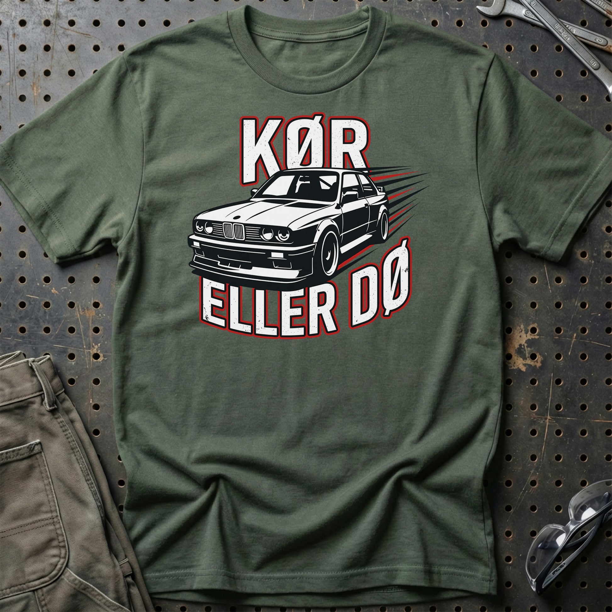 Kør Eller Dø – Dansk Bilkultur & Street Car Attitude - Unisex T-Shirt , Bomuld-Beklædning-Garage Culture-Grøn Militær-S-Garage Culture Shop- garage - man cave - merchandise