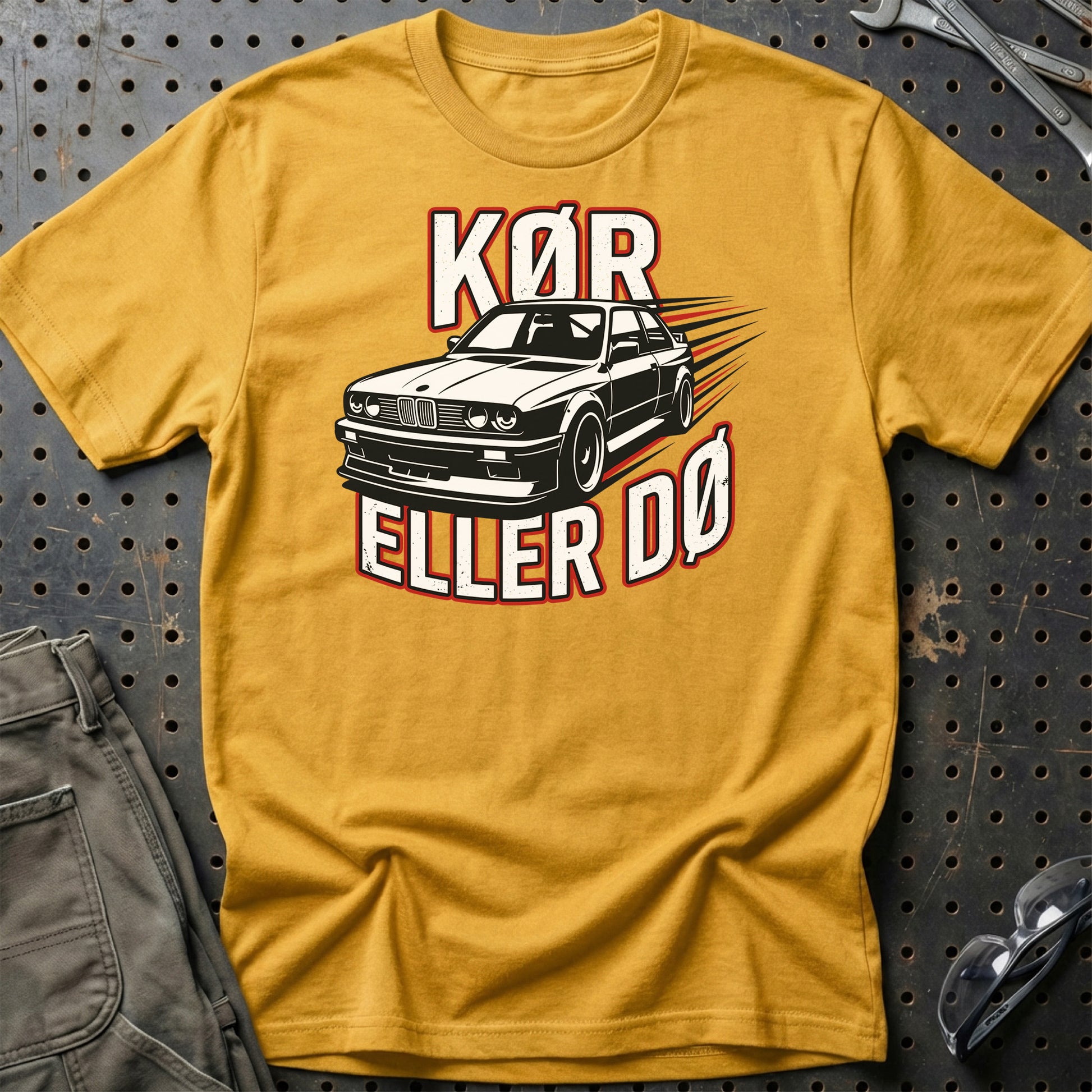 Kør Eller Dø – Dansk Bilkultur & Street Car Attitude - Unisex T-Shirt , Bomuld-Beklædning-Garage Culture-Guld-S-Garage Culture Shop- garage - man cave - merchandise