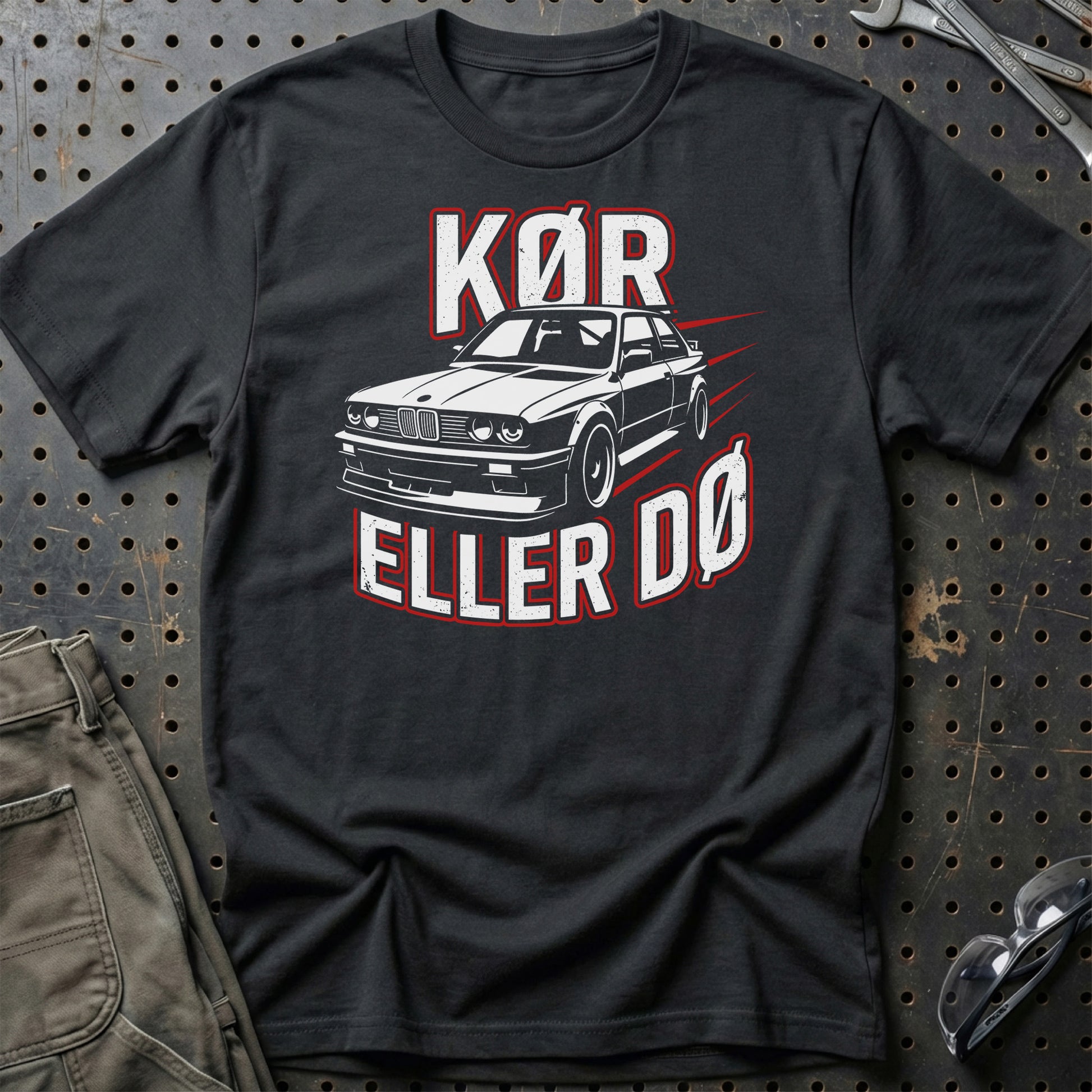 Kør Eller Dø – Dansk Bilkultur & Street Car Attitude - Unisex T-Shirt , Bomuld-Beklædning-Garage Culture-Sort-S-Garage Culture Shop- garage - man cave - merchandise