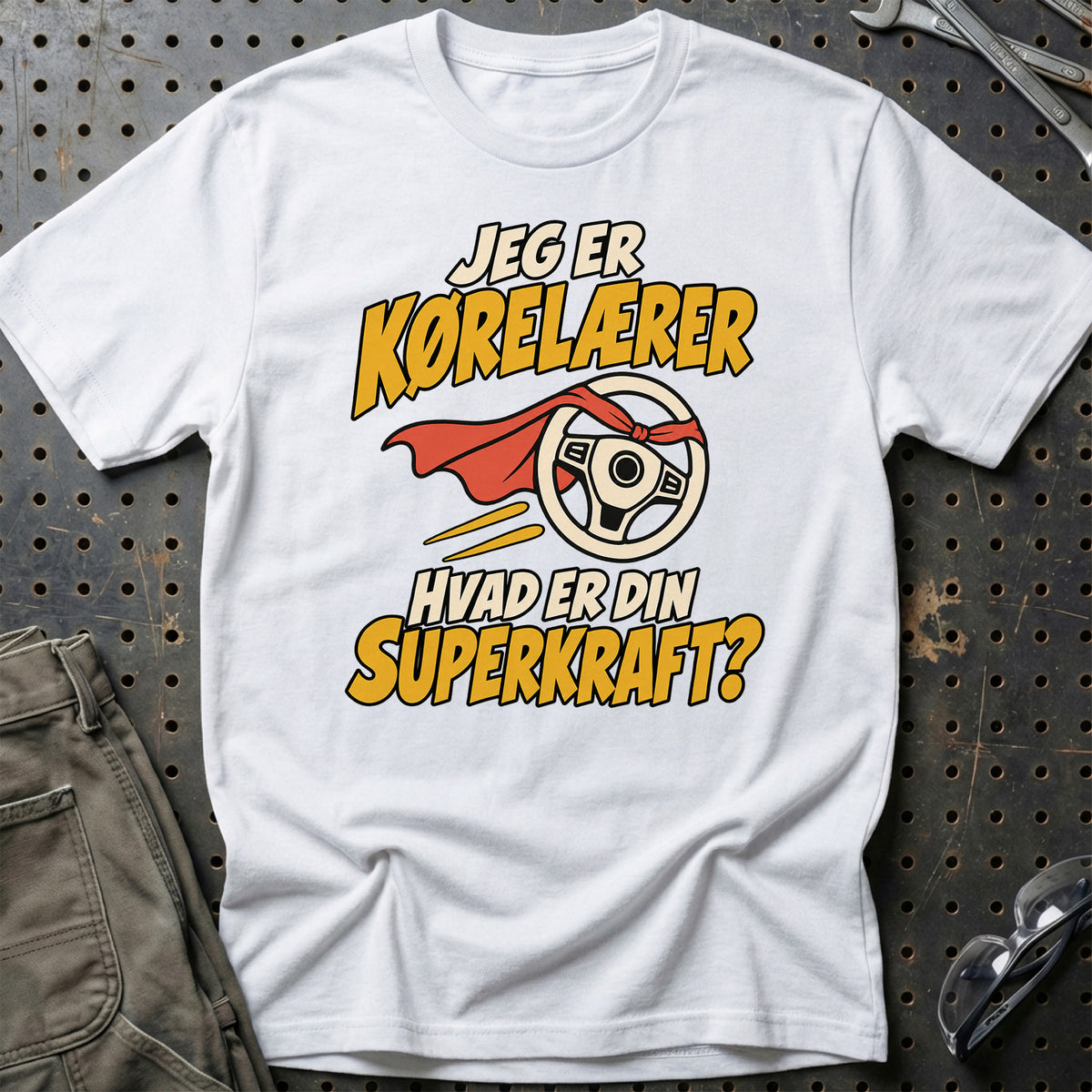 
Kørelærer – Hvad er din superkraft? – Unisex T-Shirt – Hvid