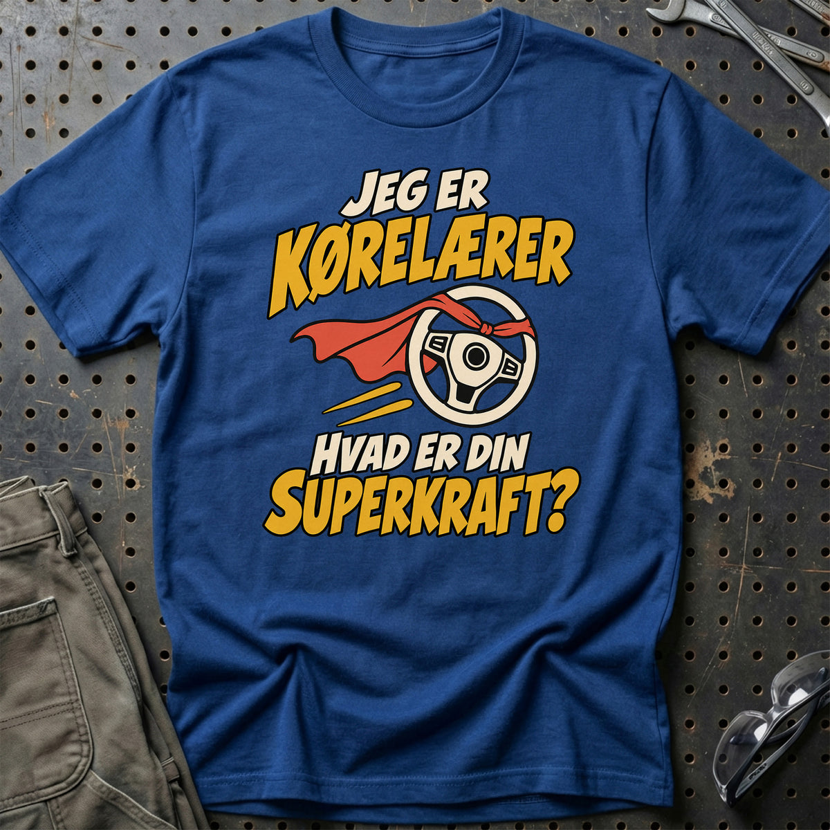 
Kørelærer – Hvad er din superkraft? – Unisex T-Shirt – Blå Royal
