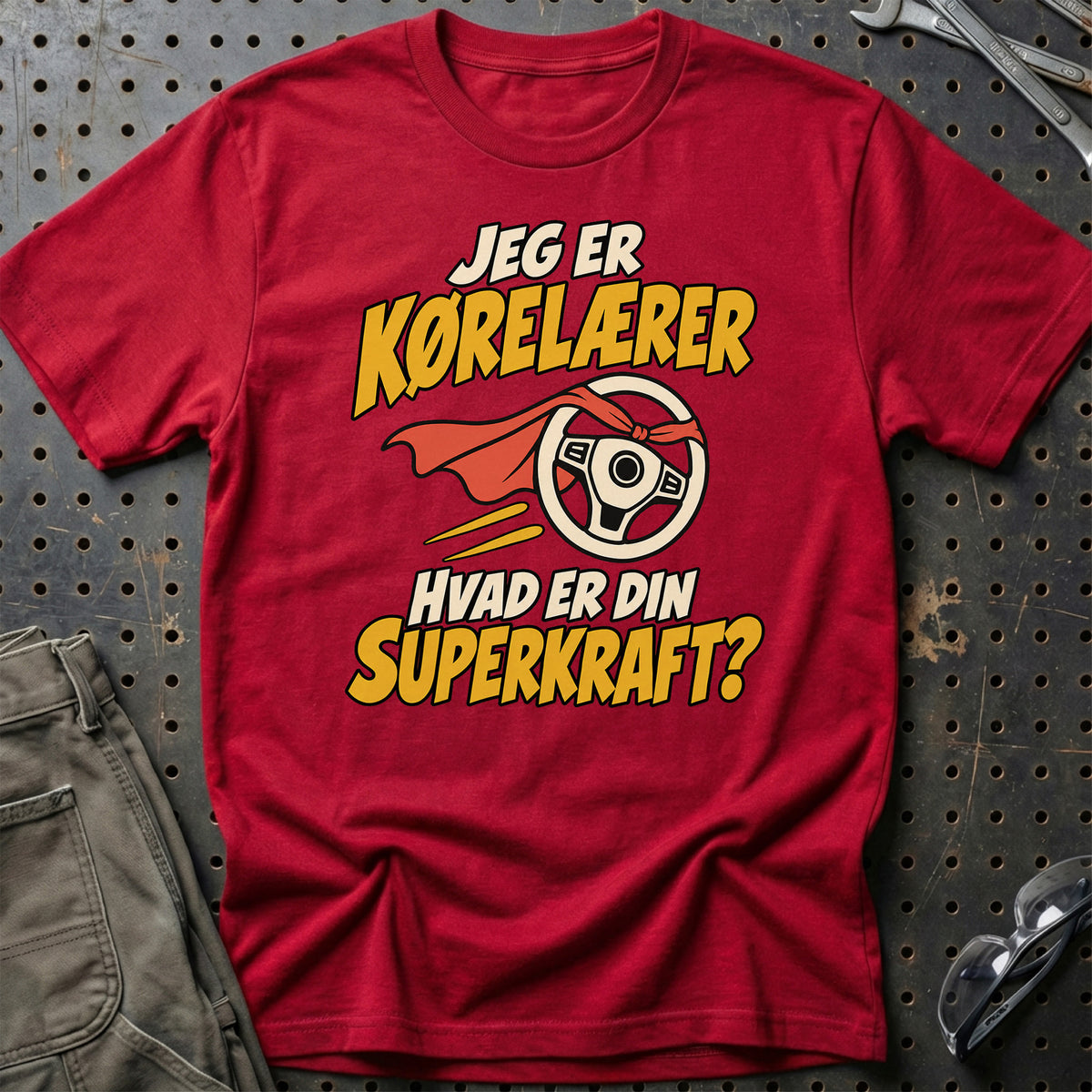 
Kørelærer – Hvad er din superkraft? – Unisex T-Shirt – Rød