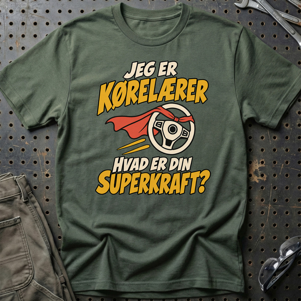 
Kørelærer – Hvad er din superkraft? – Unisex T-Shirt – Grøn Militær