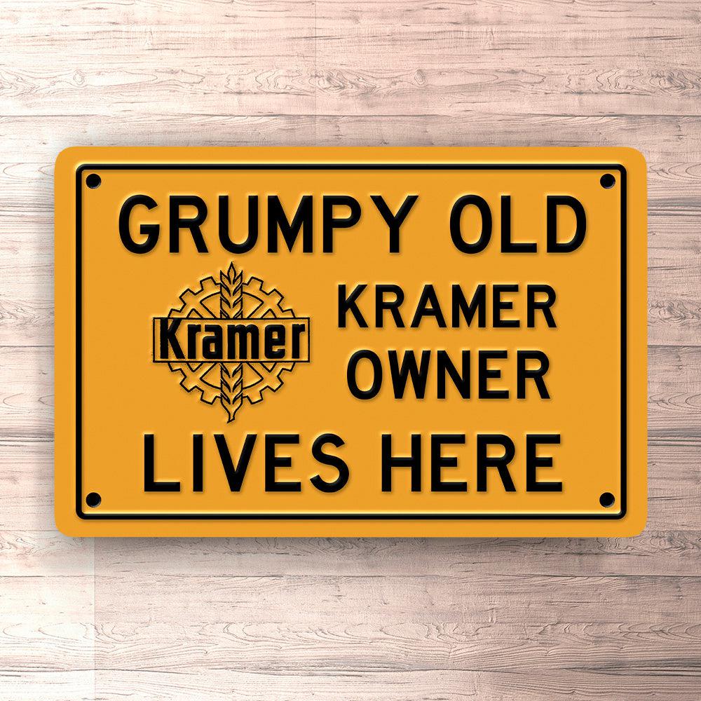Kramer Grumpy Old Owner Lives Here Skilte, Musemåtte, Dørmåtte-Skilte-Kramer-Garage Culture Shop- garage - man cave - merchandise