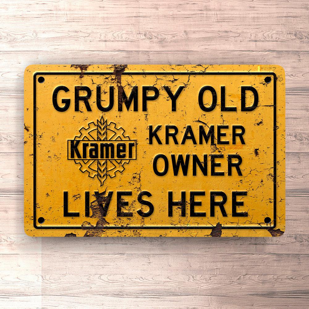 Kramer Grumpy Old Owner Lives Here Skilte, Musemåtte, Dørmåtte-Skilte-Kramer-Garage Culture Shop- garage - man cave - merchandise