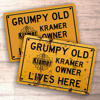 Kramer Grumpy Old Owner Lives Here Skilte, Musemåtte, Dørmåtte , Plakat-Skilte-Kramer-Garage Culture Shop- garage - man cave - merchandise