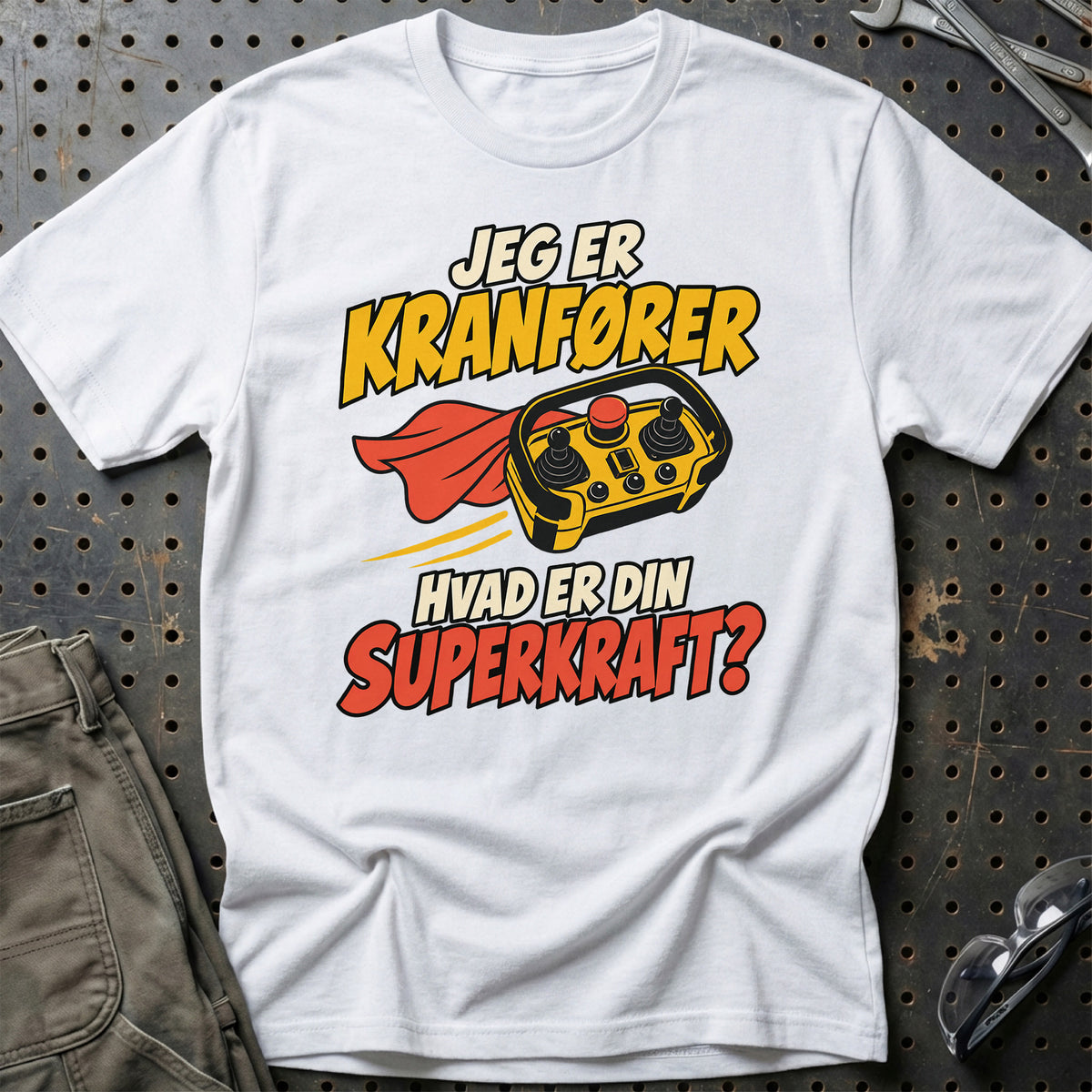 
Kranfører – Hvad er din superkraft? – Unisex T-Shirt – Hvid