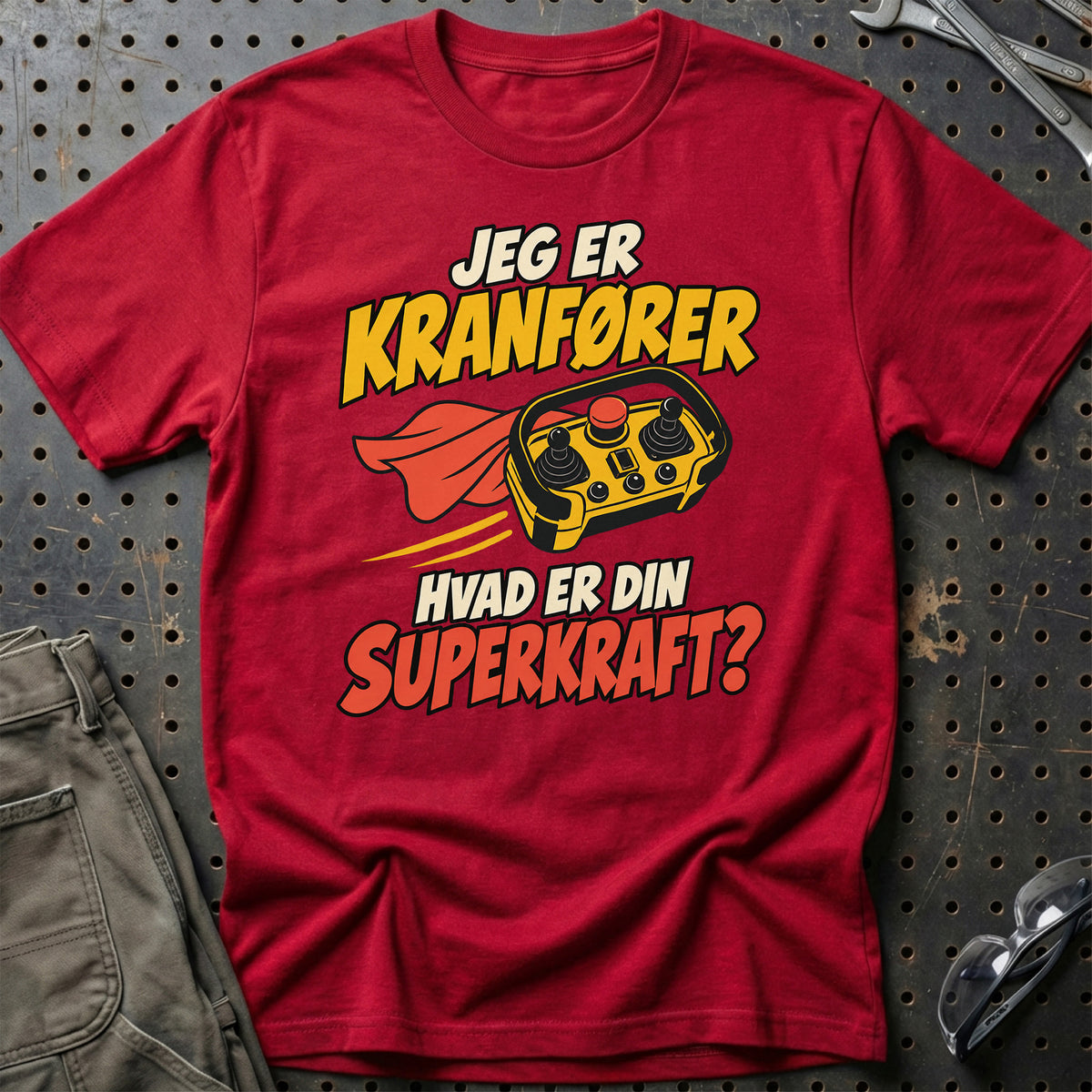 
Kranfører – Hvad er din superkraft? – Unisex T-Shirt – Rød