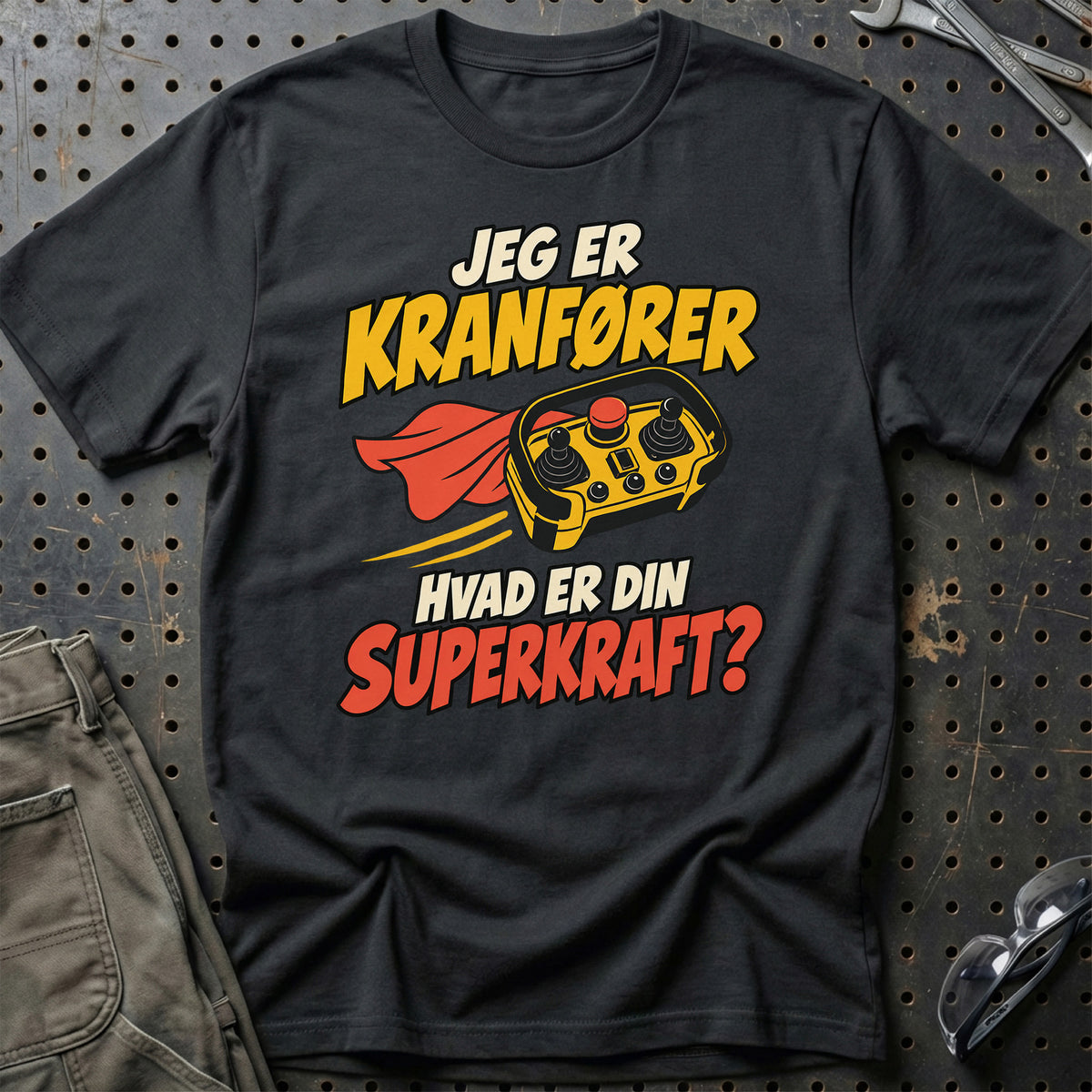 
Kranfører – Hvad er din superkraft? – Unisex T-Shirt – Sort