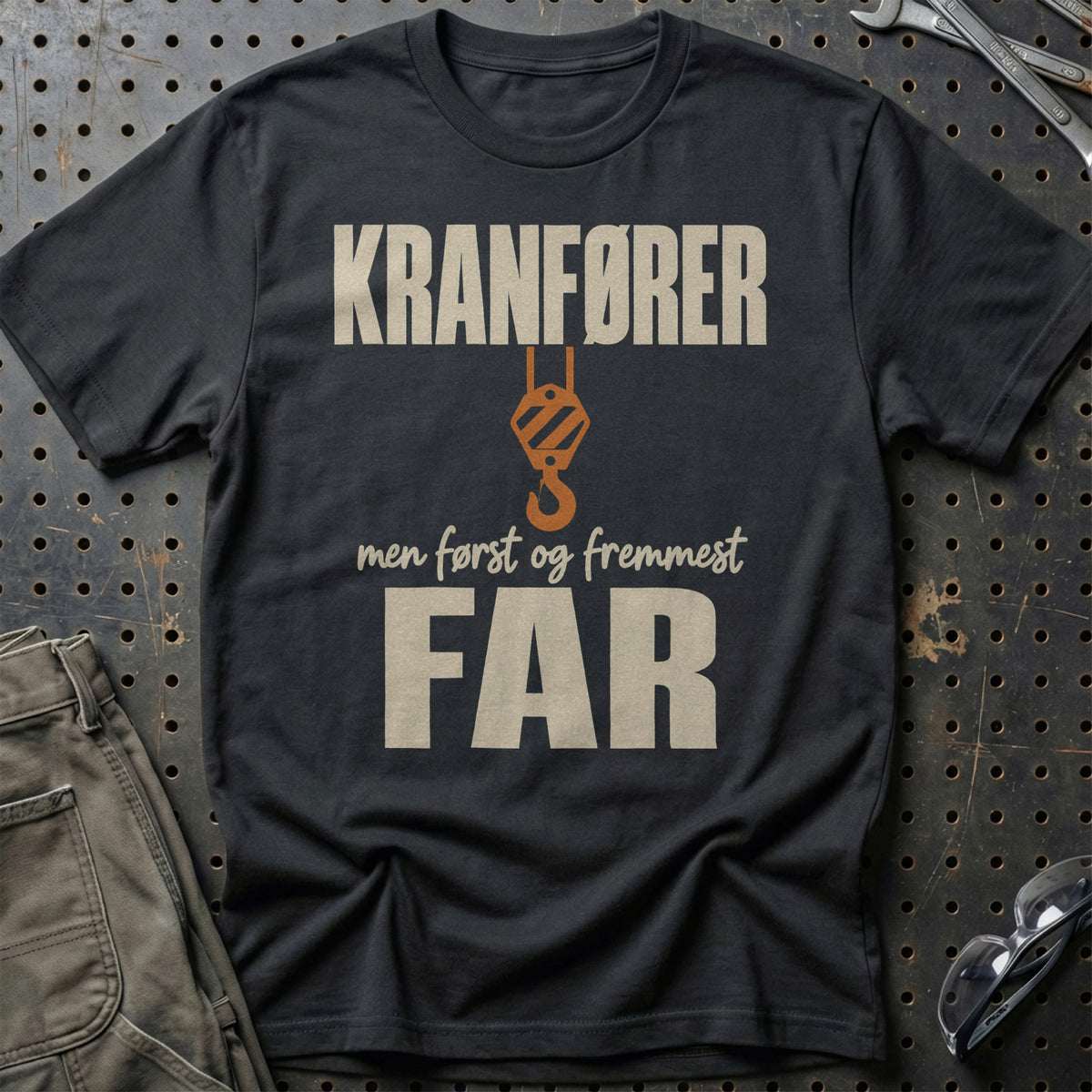 
Produktbillede af Kranfører – Men Først Og Fremmest Far T-Shirt