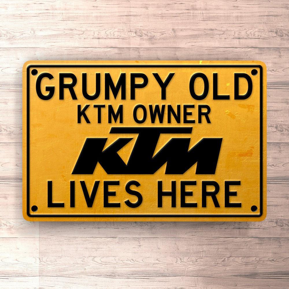 Ktm Grumpy Old Ktm Owner Lives Here Skilte, Musemåtte, Dørmåtte , Plakat-Skilte-KTM-Garage Culture Shop- garage - man cave - merchandise
