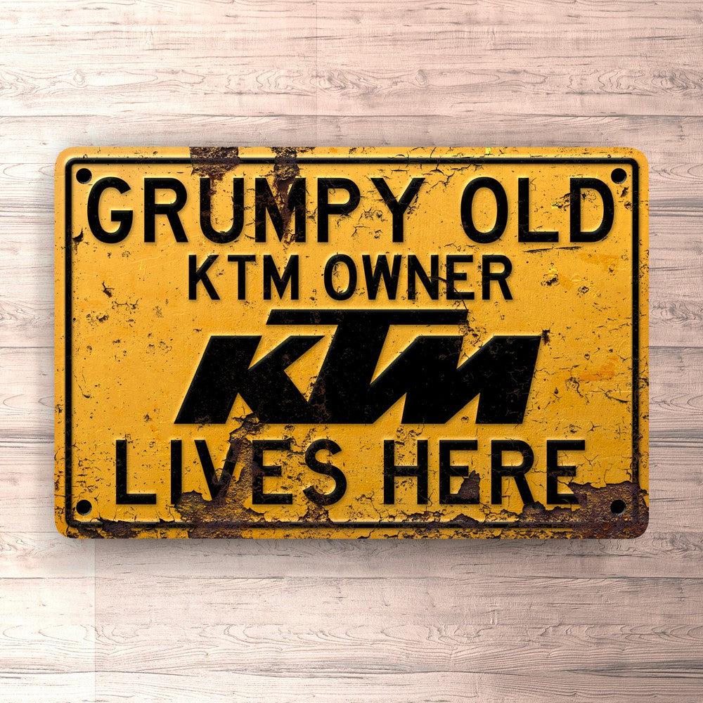 Ktm Grumpy Old Ktm Owner Lives Here Skilte, Musemåtte, Dørmåtte , Plakat-Skilte-KTM-Garage Culture Shop- garage - man cave - merchandise